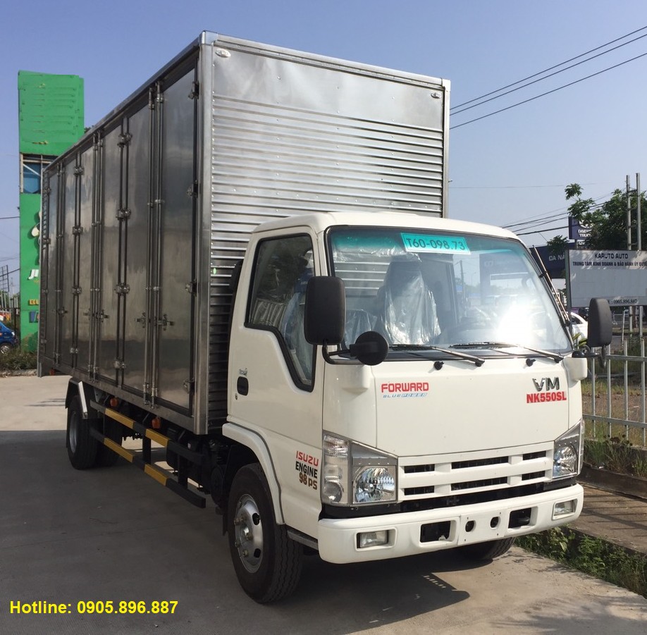 Camión Isuzu NK490SL de 6m transportando palets