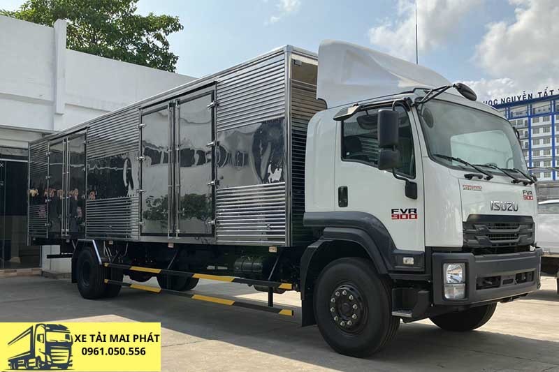 Camion Isuzu 8 tonnes à caisson, version Euro 5, vue de face