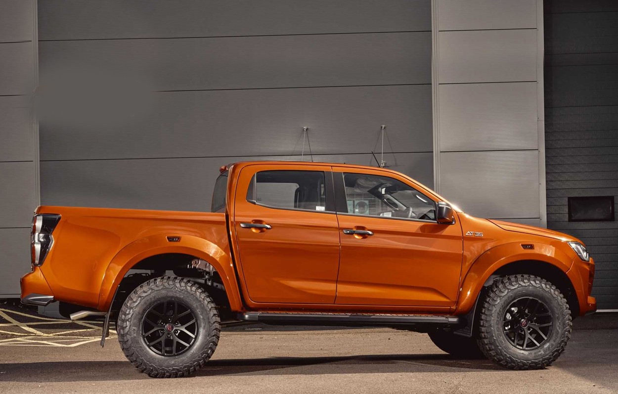 Nội thất xe Isuzu D-max AT35 độ với ghế da cao cấp và logo Arctic Trucks