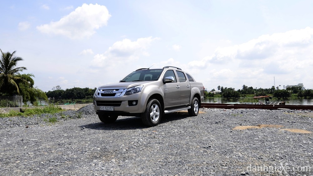Ảnh cận cảnh đầu xe Isuzu D-Max 2015 mạnh mẽ