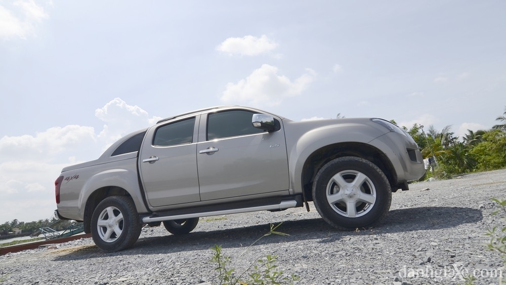 Ảnh thân xe Isuzu D-Max 2015 với đường dập nổi Katana