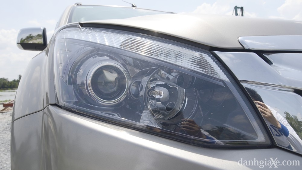 Ảnh chi tiết lưới tản nhiệt và đèn xe Isuzu D-Max 2015