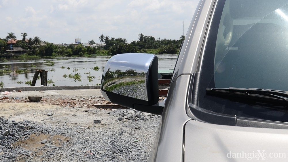 Ảnh đường dập nổi Katana trên thân xe Isuzu D-Max 2015