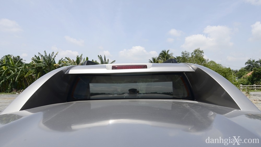 Ảnh chi tiết cản sau ốp crôm Isuzu D-Max 2015