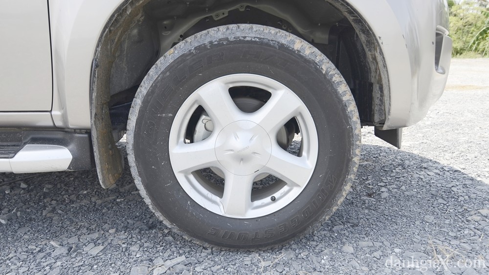 Ảnh chi tiết gương chiếu hậu và tay nắm cửa Isuzu D-Max 2015