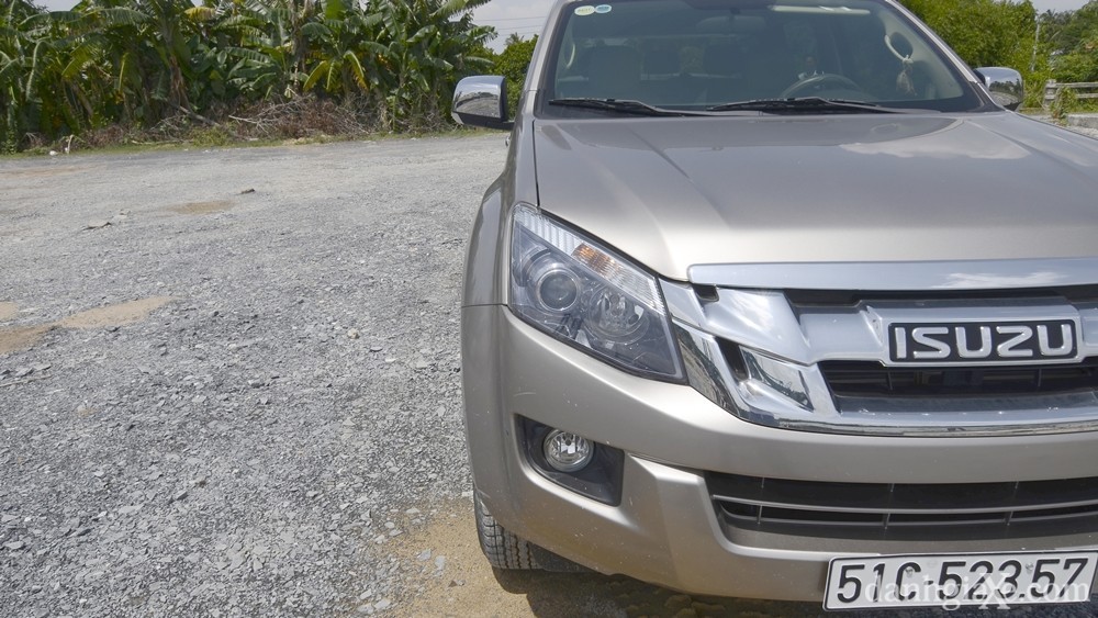 Ảnh tổng quan ngoại thất Isuzu D-Max 2015 từ phía sau
