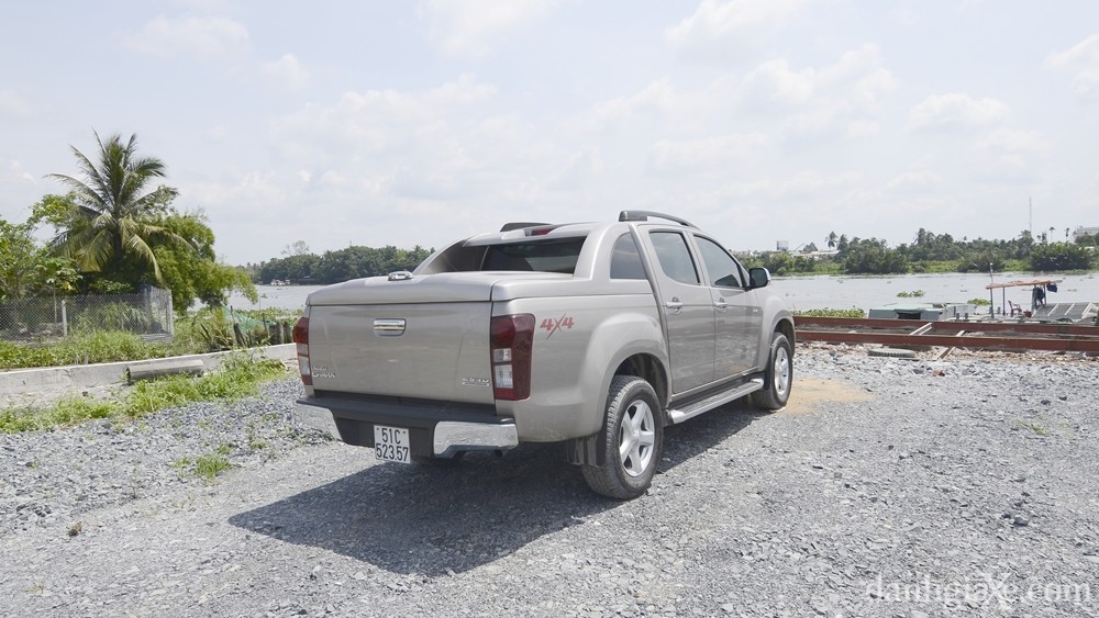 Ảnh cận cảnh đèn sương mù Isuzu D-Max 2015