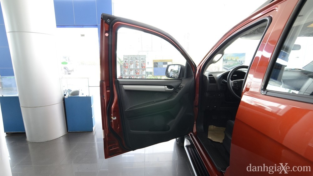 Ảnh hàng ghế sau gập gọn Isuzu D-Max 2015