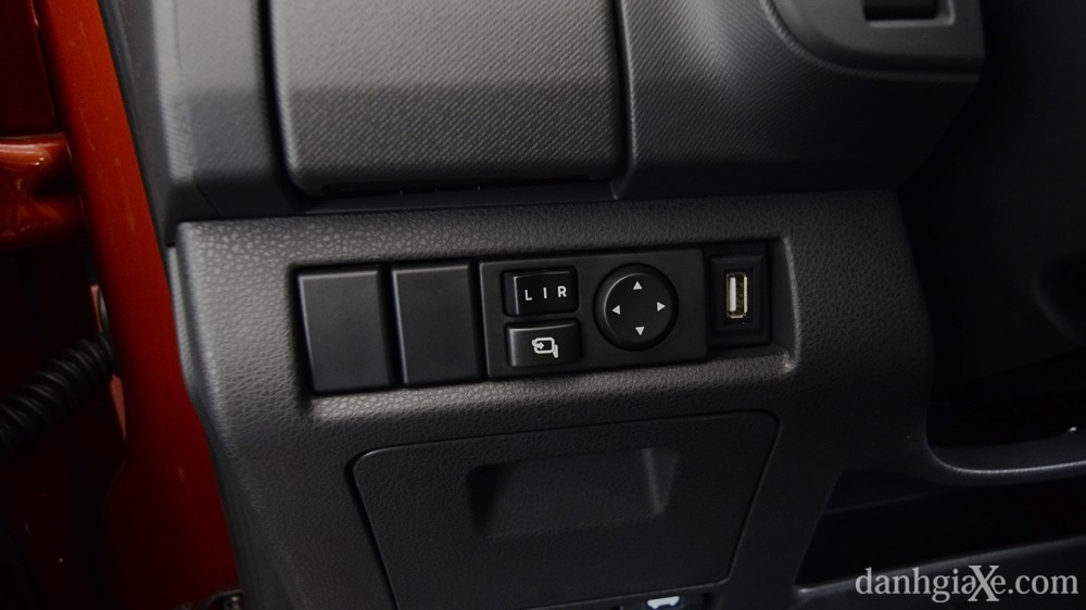 Ảnh vô-lăng tích hợp nút điều khiển Isuzu D-Max 2015