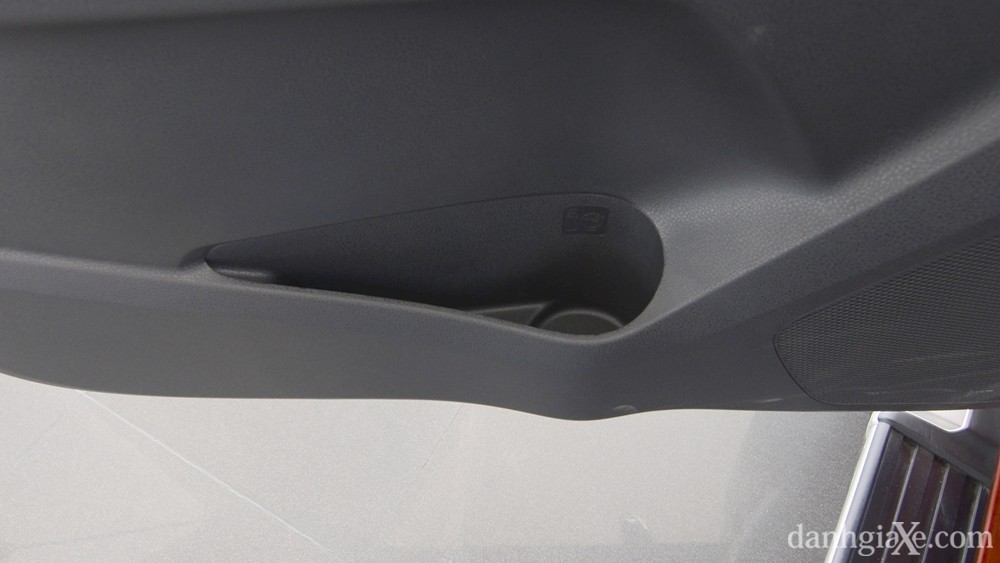 Ảnh vị trí để dụng cụ sửa chữa dưới hàng ghế sau Isuzu D-Max 2015
