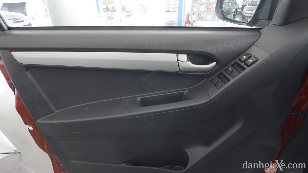 Ảnh khoang chứa đồ dưới hàng ghế sau Isuzu D-Max 2015