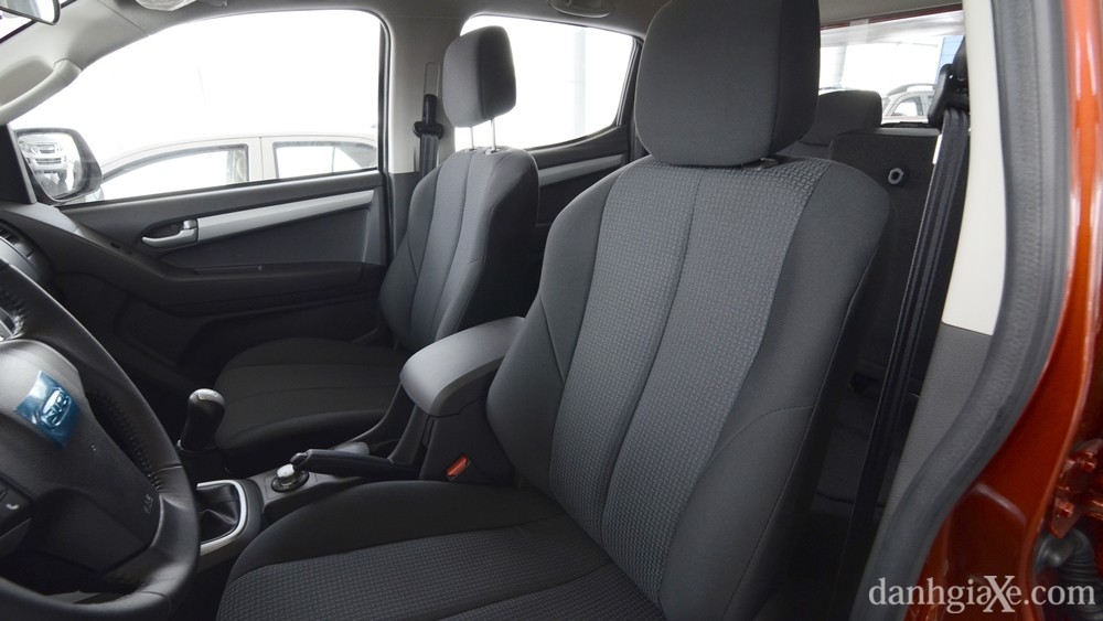 Ảnh táp-lô và bảng điều khiển trung tâm Isuzu D-Max 2015