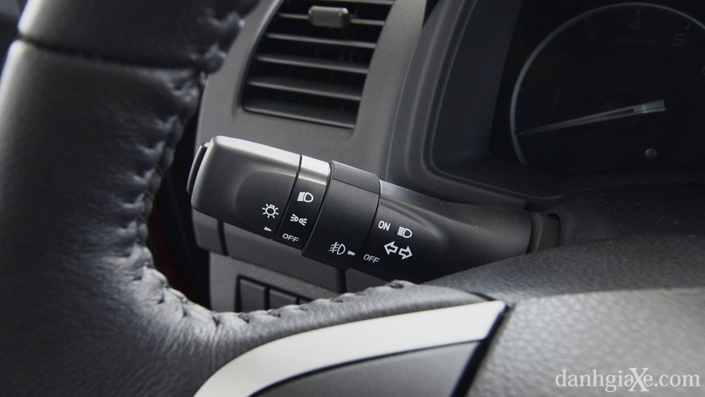 Ảnh cửa xe phía tài xế Isuzu D-Max 2015