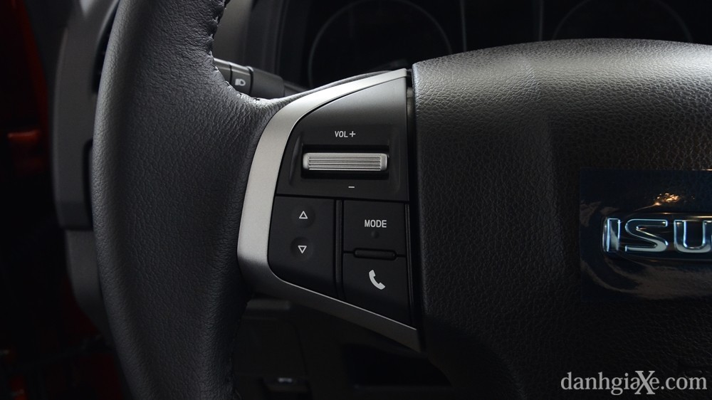 Ảnh nút điều khiển kính cửa xe Isuzu D-Max 2015