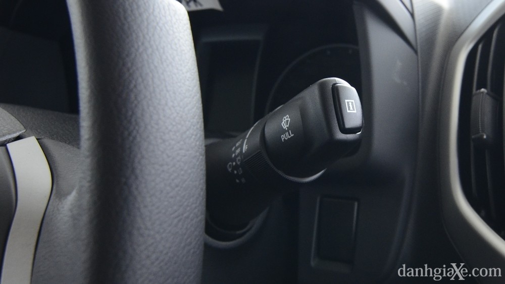 Ảnh hộc chứa đồ nhỏ trên cửa xe Isuzu D-Max 2015