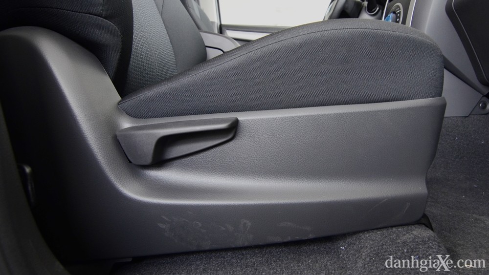 Ảnh cửa gió điều hòa và hộc chứa đồ Isuzu D-Max 2015