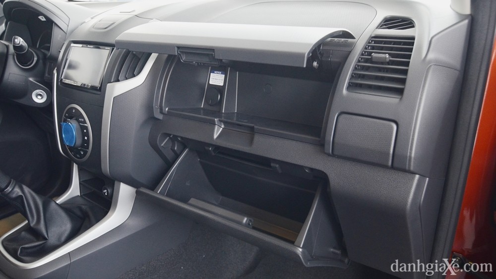 Ảnh cổng USB kết nối âm thanh Isuzu D-Max 2015