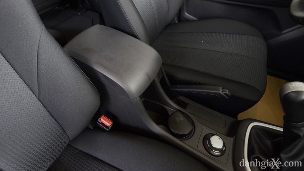 Ảnh hộc chứa đồ trung tâm Isuzu D-Max 2015