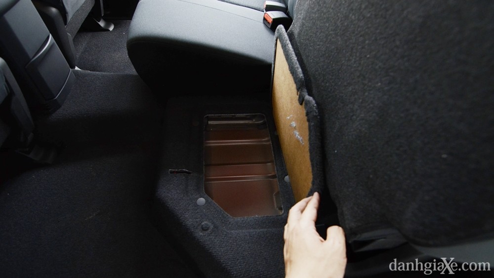 Ảnh móc khóa ISOFIX hàng ghế sau Isuzu D-Max 2015