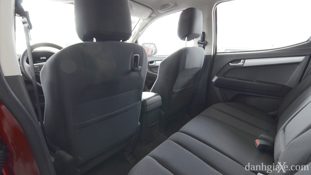 Ảnh hàng ghế trước bọc nỉ Isuzu D-Max 2015