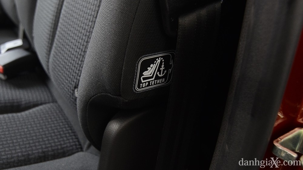 Ảnh không gian hàng ghế sau Isuzu D-Max 2015