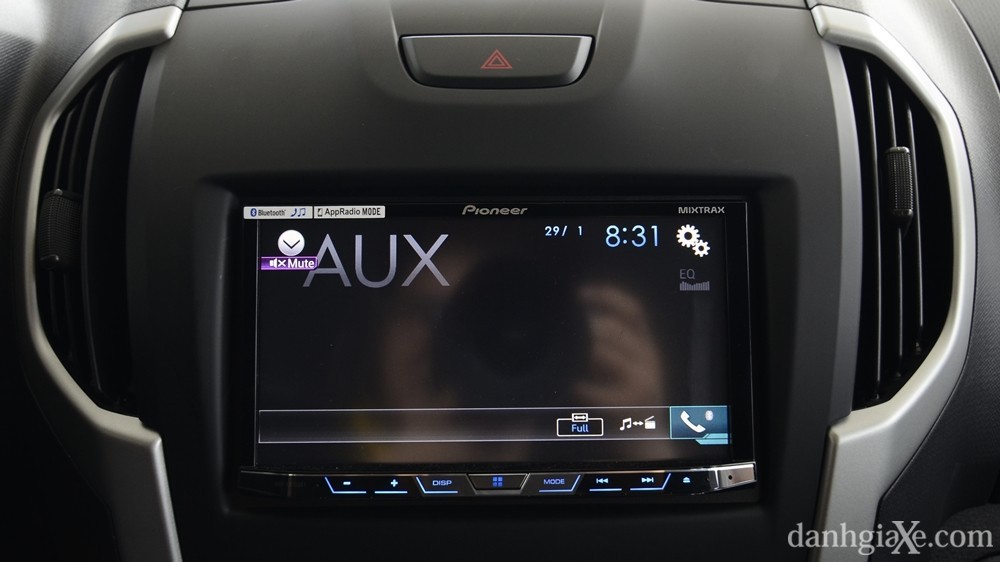 Ảnh cổng AC trong hộc đựng đồ Isuzu D-Max 2015