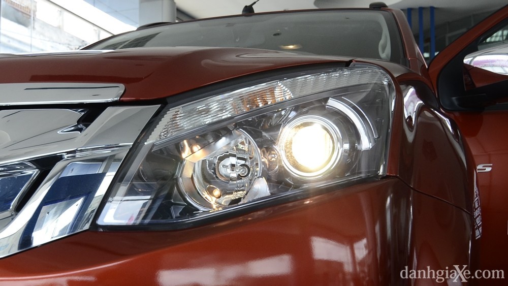Ảnh cụm đèn pha halogen projector Isuzu D-Max 2015