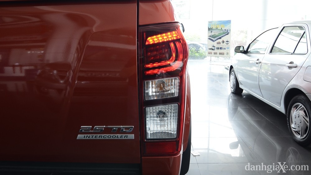 Ảnh đuôi xe Isuzu D-Max 2015 vuông vắn