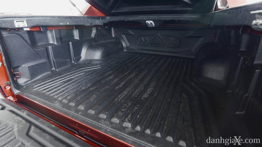 Ảnh đèn phanh trên cao Isuzu D-Max 2015