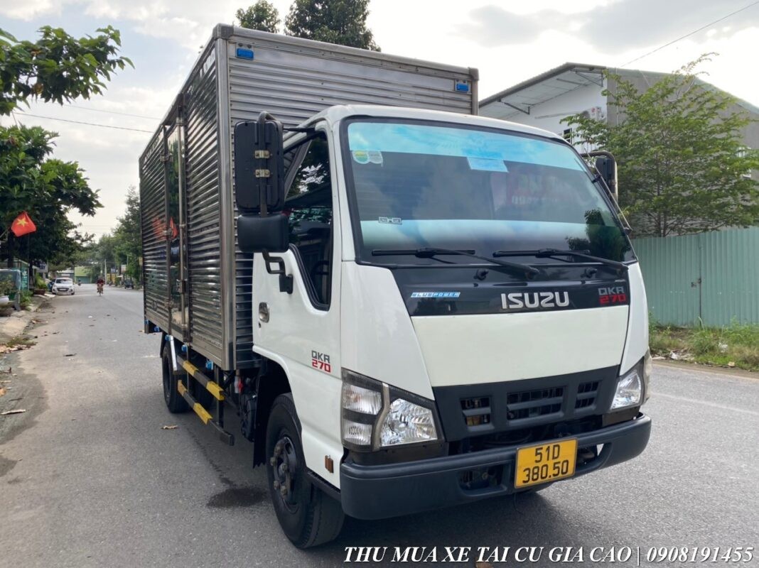 Xe tải Isuzu 1t9 thùng kín cũ đời 2020 với ngoại thất nguyên bản, nước sơn đẹp và cabin chắc chắn