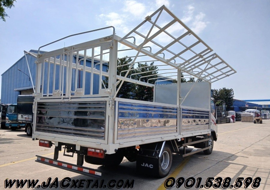 जैक N650.E5 तिरपाल बॉक्स ट्रक पैलेट ले जा रहा है