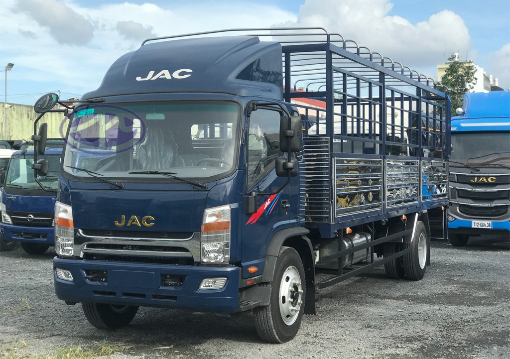 Bậc lên xuống chống trượt xe tải Jac 9.1 tấn