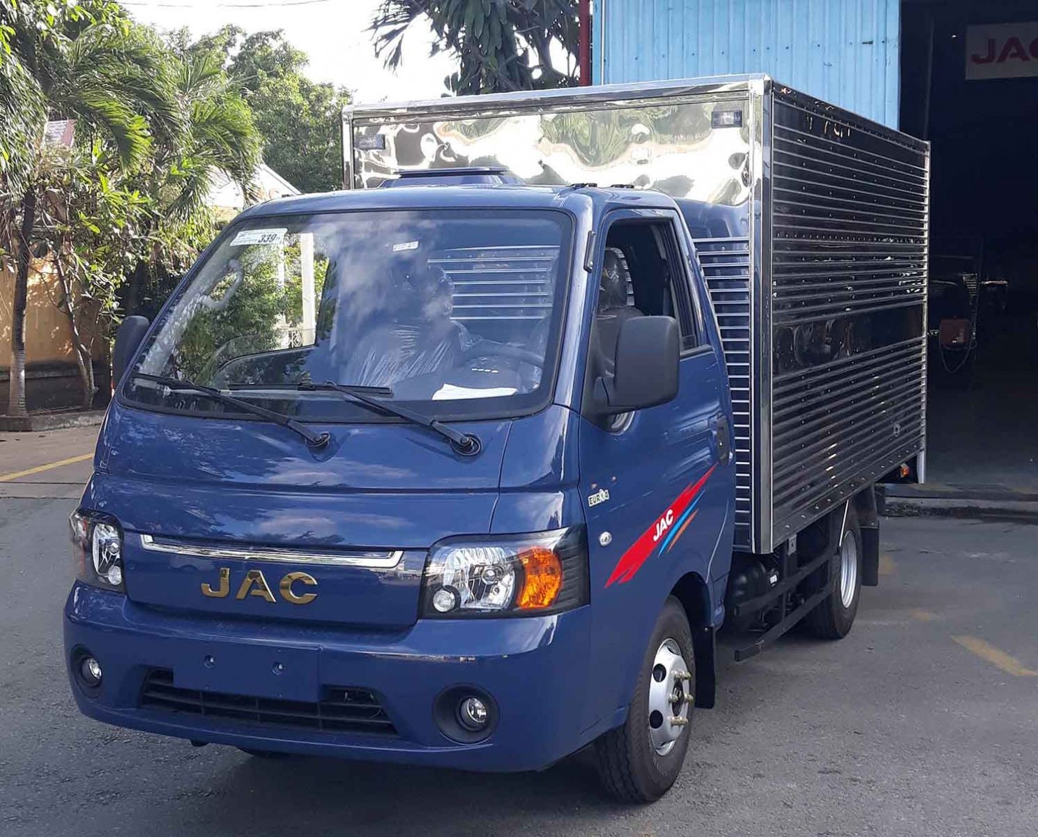 Camión Jac 990kg con carrocería de lona
