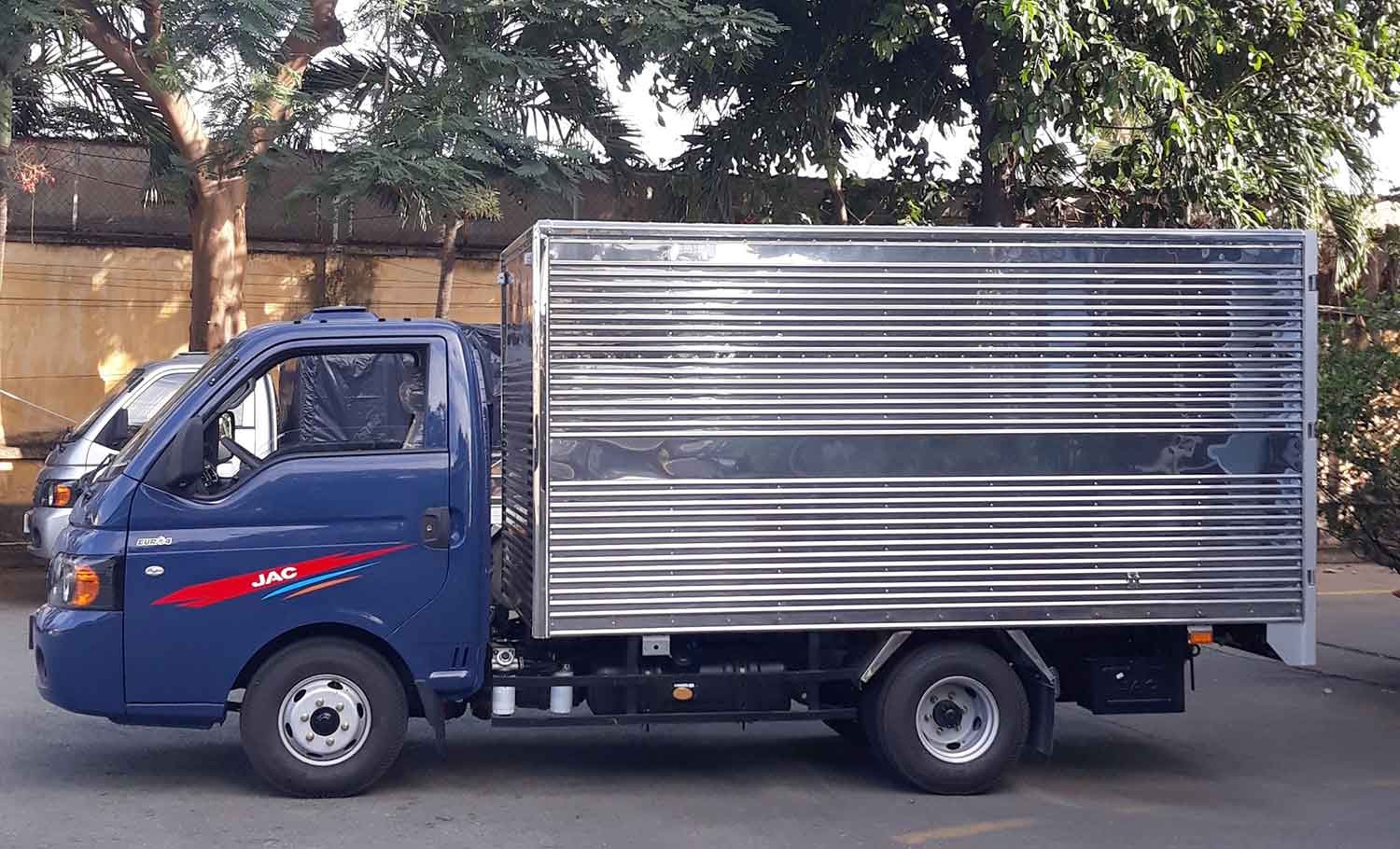 Camión Jac 990kg con carrocería cerrada