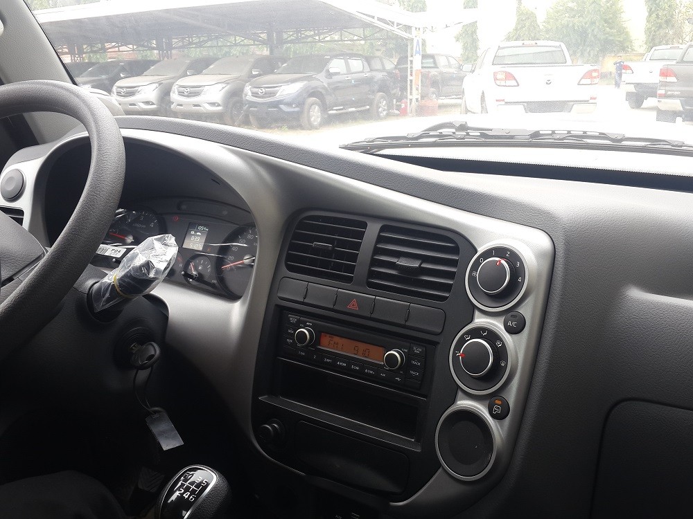 Nội thất cabin xe tải Kia K200 rộng rãi tiện nghi với vô lăng và bảng điều khiển hiện đại