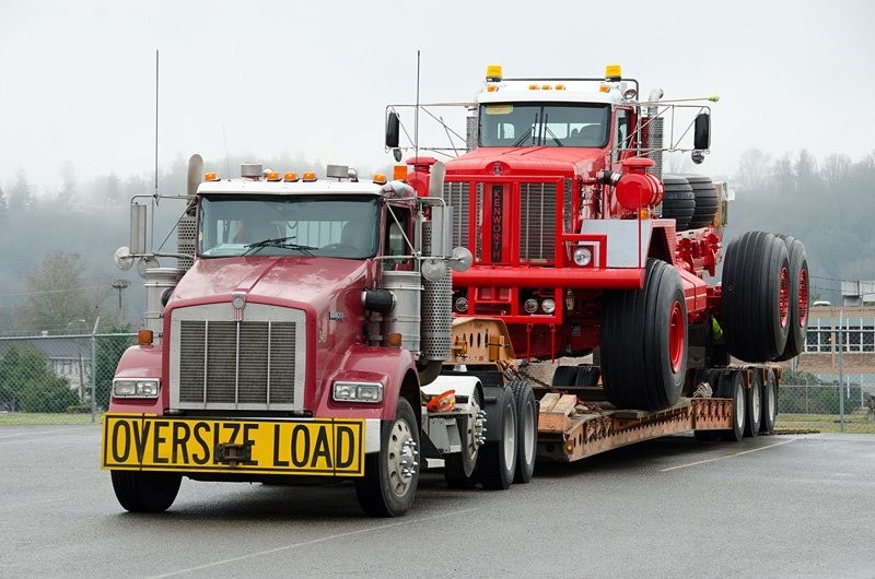 Tracteur routier Kenworth 963 tuné, puissant pour traverser le désert