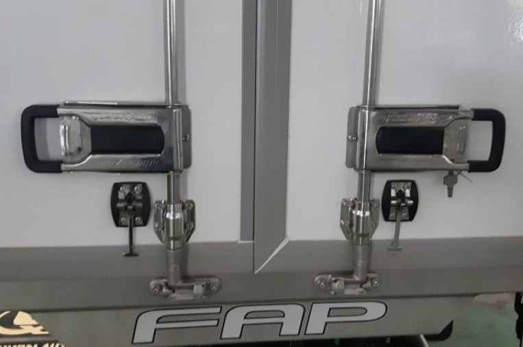 Hộp khóa cửa xe tải được lắp đặt thực tế trên xe.
