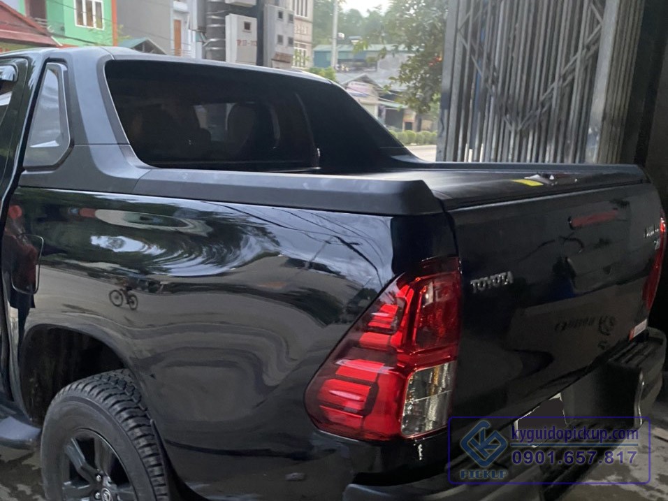 alt=Thanh thể thao Hilux Adventure 2021 trên xe bán tải màu đen