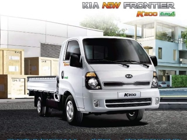 Xe tải Kia K200 1.9 tấn thùng kín màu trắng, logo Kia nổi bật trên cabin