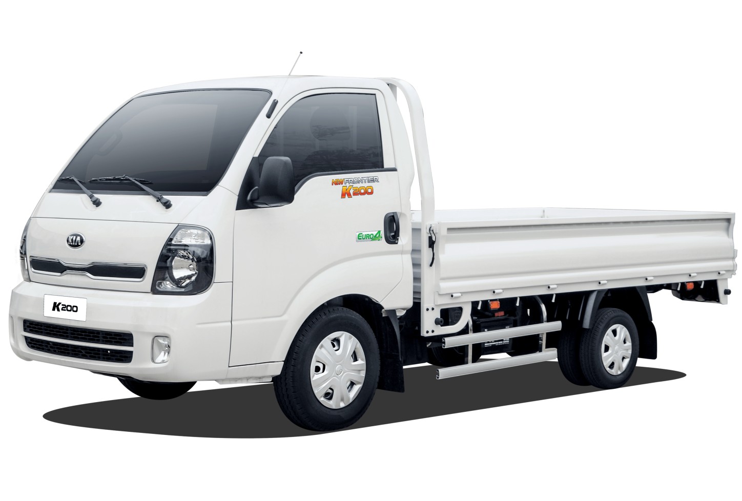 Xe tải Kia K200 thùng lửng trắng, góc chụp ngang, thể hiện sự cân đối và chắc chắn của xe