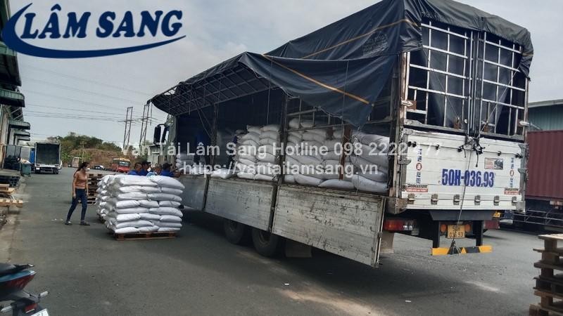 Xe tải chở gỗ