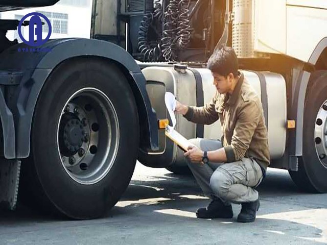 Inspección minuciosa de un camión usado antes de comprarlo