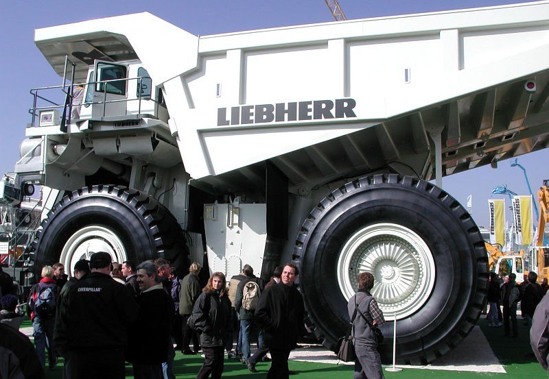 Tracteur routier Liebherr T 282B tuné, le plus grand au monde