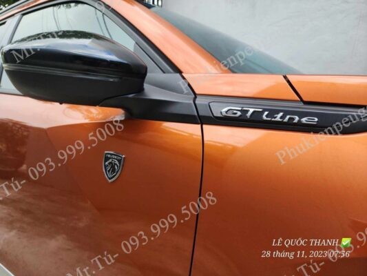 Logo Peugeot trên sườn xe