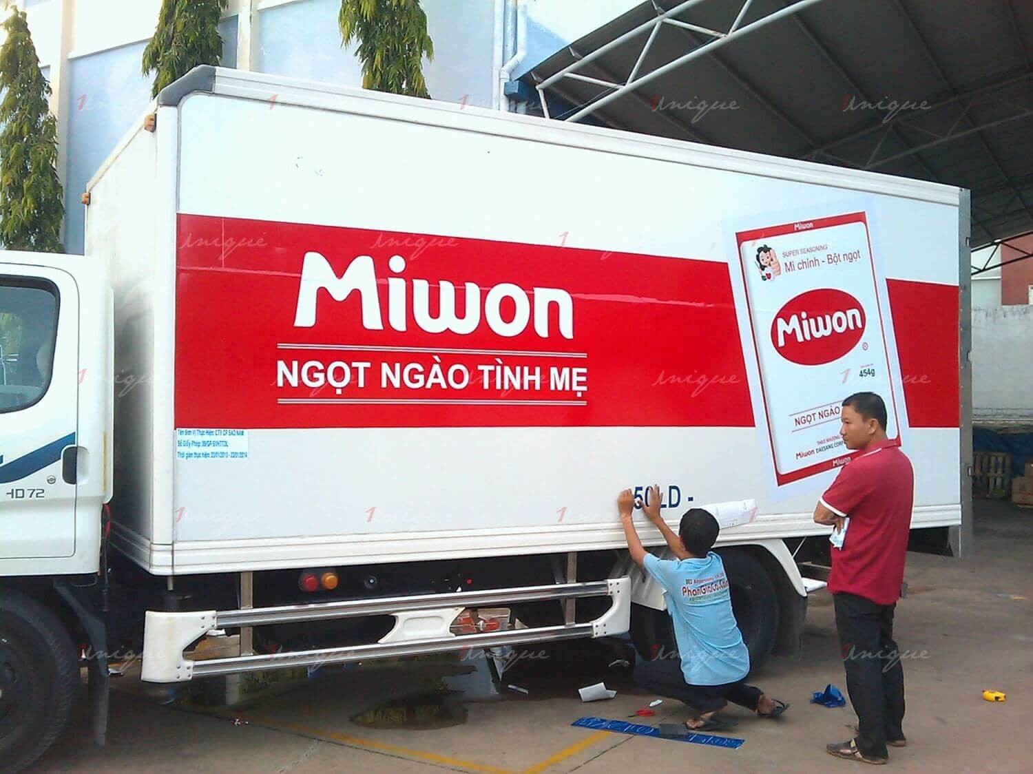 Hình ảnh minh họa hồ sơ thông báo quảng cáo, các giấy tờ cần thiết được sắp xếp gọn gàng trên bàn làm việc