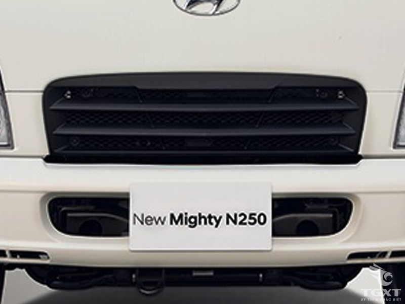 Lưới tản nhiệt xe tải Hyundai N250 với các thanh ngang mạ crom, logo Hyundai ở trung tâm, thiết kế đặc trưng của hãng