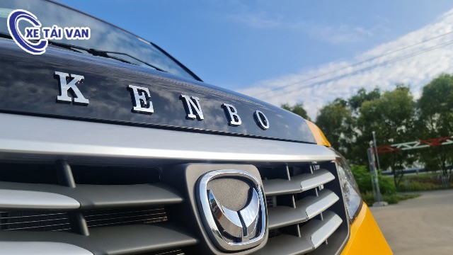 Parte delantera con logotipo cromado brillante