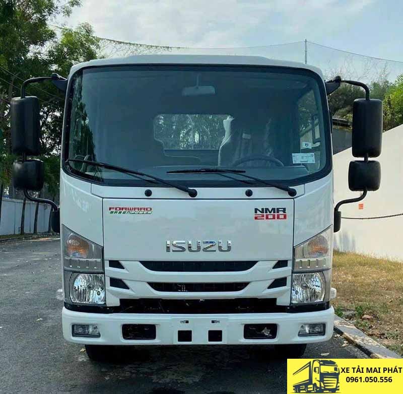Mặt trước xe tải Isuzu NMR 200 với logo Isuzu mạ crom nổi bật và cụm đèn chiếu sáng halogen kích thước lớn.