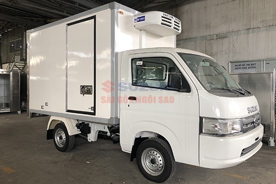 Retro del camion frigo Suzuki Super Carry Pro usato, porte posteriori.