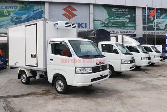 Interno vano refrigerato camion frigo Suzuki Super Carry Pro usato.